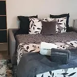 Apartment Lovely 1 Bedroom Vacation With Free Parking. *