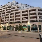 Lovely 1 Bedroom Vacation With Free Parking. Apartment *