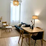 Apartment Cozy One Bedroom Apartment-city Center *