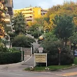 2 Bedroom Flat With Terrasse & Car-park Ouest *