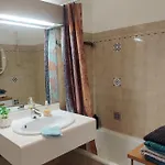 Apartment 2 Bedroom Flat With Terrasse & Car-park Ouest *