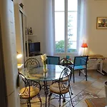 A Centre 200m De La *