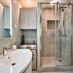 Very 2p With Comfort, Center Ac/wifi Apartment