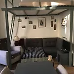 Studio En Centre Ville Dans Petite Guest House Balcon Couchage En Mezzanine 2 Personnes Cuisine Sdb