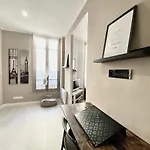 Lovely & Cozy Duplex Heart Of With Bathtub!