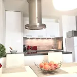 Modern And Peaceful Flat With Terrace And Parking