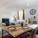 Spacious 2 Bdr Old Town Heart Nice