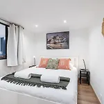 Spacious 2 Bdr Old Town Heart Apartment *