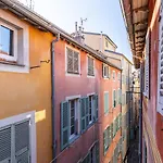 Spacious 2 Bdr Old Town Heart Apartment *