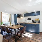 Spacious 2 Bdr Old Town Heart * Nice