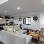 Spacious 2 Bdr Old Town Heart Apartment *