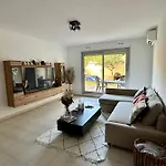 Avec Jardin Apartment