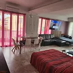 Apartment Big 140m2 5min Walk To Sea &promenade 3 Double Rooms,big Living 42m2, 3 Showers,9 Beds, Free Parking