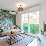 L44 1bdr Flat 10mins Walk To Port/balcon, Parking, Ac Nice
