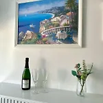 A Proximite Du Port De *