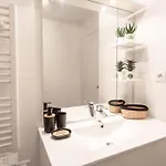 L44 1bdr Flat 10mins Walk To Port/balcon, Parking, Ac Nice