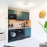 L44 1bdr Flat 10mins Walk To Port/balcon, Parking, Ac * Nice