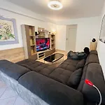 Apartment The Nice: Cozy 3-room Airport Getaway *