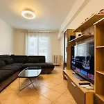 The Nice: Cozy 3-room Airport Getaway *