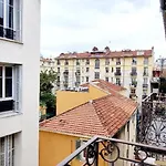 Bright Apartment Near The Carre D\'Or
