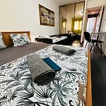 Apartment The Nice: Cozy 3-room Airport Getaway *