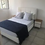 Apartment Renovated Airport Apartments: Transit Hub With Parking *