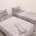Renovated Airport Apartments: Transit Hub With Parking *