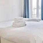 Bright Apartment Near The Carre D\'Or