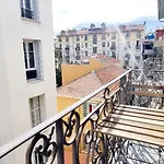 Bright Apartment Near The Carre D\'Or