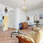 Large 2 Bdr Downtown - Ac & Terrace Apartment *