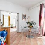 Large 2 Bdr Downtown - Ac & Terrace Apartment *