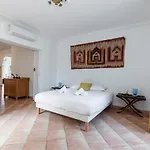 Large 2 Bdr Downtown - Ac & Terrace