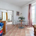 Large 2 Bdr Downtown - Ac & Terrace Apartment *