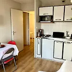 Appartement 2 pièces en étage élevé, centre-ville au calme, petite vue mer
