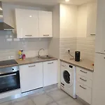 Renovated Airport Apartments: Transit Hub With Parking Apartment Nice