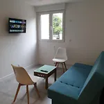 Renovated Airport Apartments: Transit Hub With Parking Apartment *