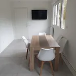 Renovated Airport Apartments: Transit Hub With Parking Apartment *