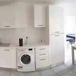 Renovated Airport Apartments: Transit Hub With Parking Apartment Nice