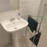 Apartment Renovated Airport Apartments: Transit Hub With Parking Nice