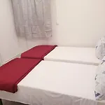 Apartment Renovated Airport Apartments: Transit Hub With Parking *
