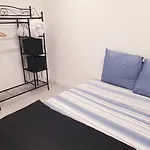 Apartment Renovated Airport Apartments: Transit Hub With Parking *