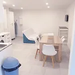 Apartment Renovated Airport Apartments: Transit Hub With Parking