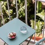 White Light, 1 Minute A Pied Du Port!