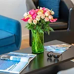 White Light, 1 Minute A Pied Du Port!