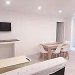 Apartment Renovated Airport Apartments: Transit Hub With Parking *