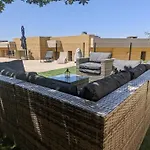 3 Pieces Dans Villa Avec Piscine