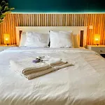 Apartment Sunshine Getaway - Stylish In The Heart Of