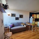 Apartment Close To Beaches And Shops, Up 6 Pers *