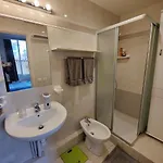 Close To Beaches And Shops, Up 6 Pers Apartment *