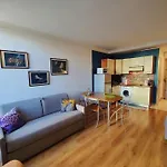 Apartment Close To Beaches And Shops, Up 6 Pers